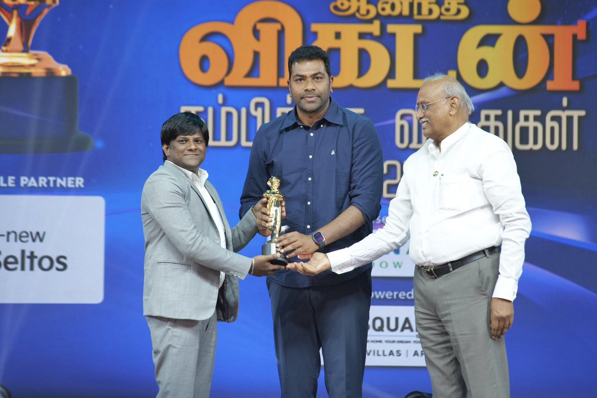AadhavArjuna's tweet photo. நூற்றாண்டு பாரம்பரியமும் தமிழ் இதழியல் வாசகர்களின் நம்பிக்கையாகவும் இருக்கும் முதன்மை நிறுவனம் @AnandaVikatan  குழுமம். சிறப்பான செய்திகளின் அடையாளமாக மட்டுமில்லாமல், பொறுப்பான சமூக செயல்பாடுகள் மீது அவர்களின் அர்ப்பணிப்புகளில் ஒன்று 'விகடன் நம்பிக்கை விருதுகள்.' அது, சமூக மாற்றத்திற்கான மனிதர்களைக் கண்டுபிடித்து அவர்களைக் கௌரவிக்க என்றும் தவறியதில்லை.

அந்தவகையில், 2025-ம் ஆண்டுக்கான டாப் 10 இளைஞர்களில் ஒருவராக விகடனால் தேர்ந்தெடுக்கப்பட்டுள்ள 'சாதனைத் தொழில்நுட்பன்' திரு. அருண் ராஜிவ் சங்கரன் அவர்களுக்கு விருதை வழங்கியதில் மகிழ்ச்சி அடைகிறேன். சொந்த ஊரில் ஒரு டெக்னாலஜி நிறுவனத்தைத் தொடங்கி, உலக அரங்கில் அதை வெற்றிகரமாக நடத்திவருகிறார் திரு. அருண் அவர்கள். அவரின் வெற்றி நமது தமிழக இளைஞர்கள் அனைவருக்கும் ஊக்கமாகவும் முன்னுதாரணமாகவும் அமைந்துள்ளது. அவருக்கு எனது வாழ்த்துகளையும் பாராட்டுகளையும் தெரிவித்து மகிழ்ந்தேன்.