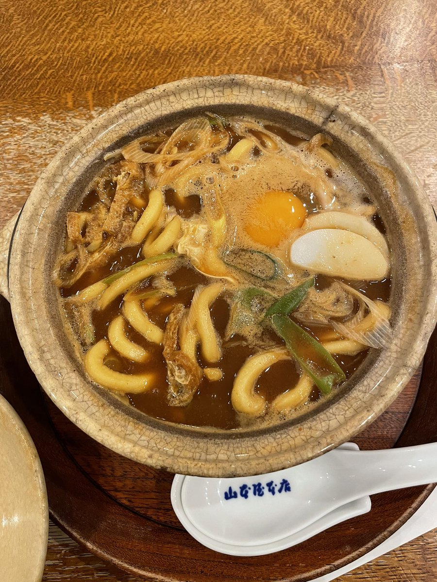 名古屋駅に降り立つと、一直線に味噌煮込みうどん店に向かうことが定番となりました。足取りに一片の迷いもありません。
今日も美味😋