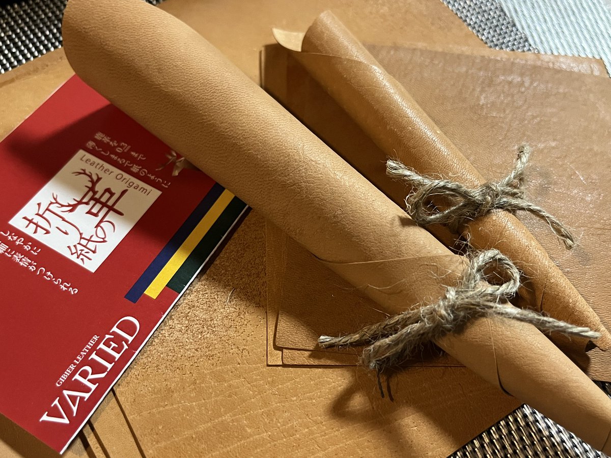 とても珍しい鹿革の折り紙🦌
参加イベントで頒布します。0.3ミリのとても薄い革なので、レザークラフト用の道具がなくてもアイデア次第でお手軽なハンドメイド資材としても使えます！
当日、ぜひお手に取ってご覧ください！