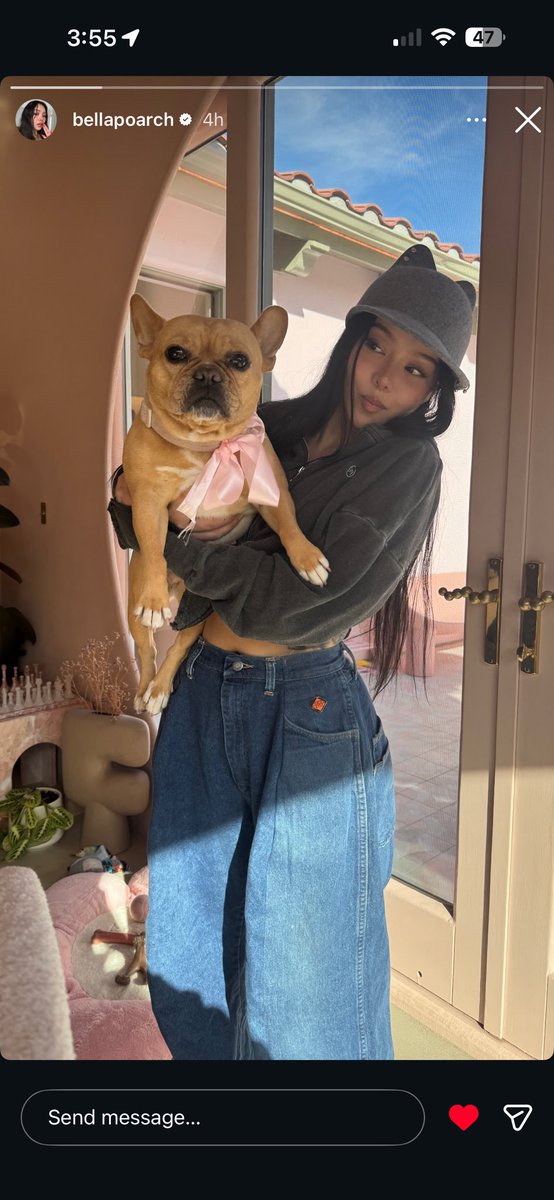 Jxam3_'s tweet image. bella poarch with peanut at mel’s house😍