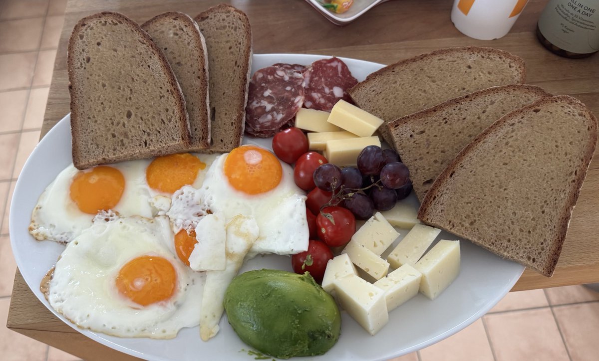 Erstes Frühstück für den 17-jährigen. Vor dem zweiten Frühstück, dem Elf-Uhr-Imbiss, Mittagessen, Nachmittags-Tee, Abendessen und Nachtmahl 🙈…