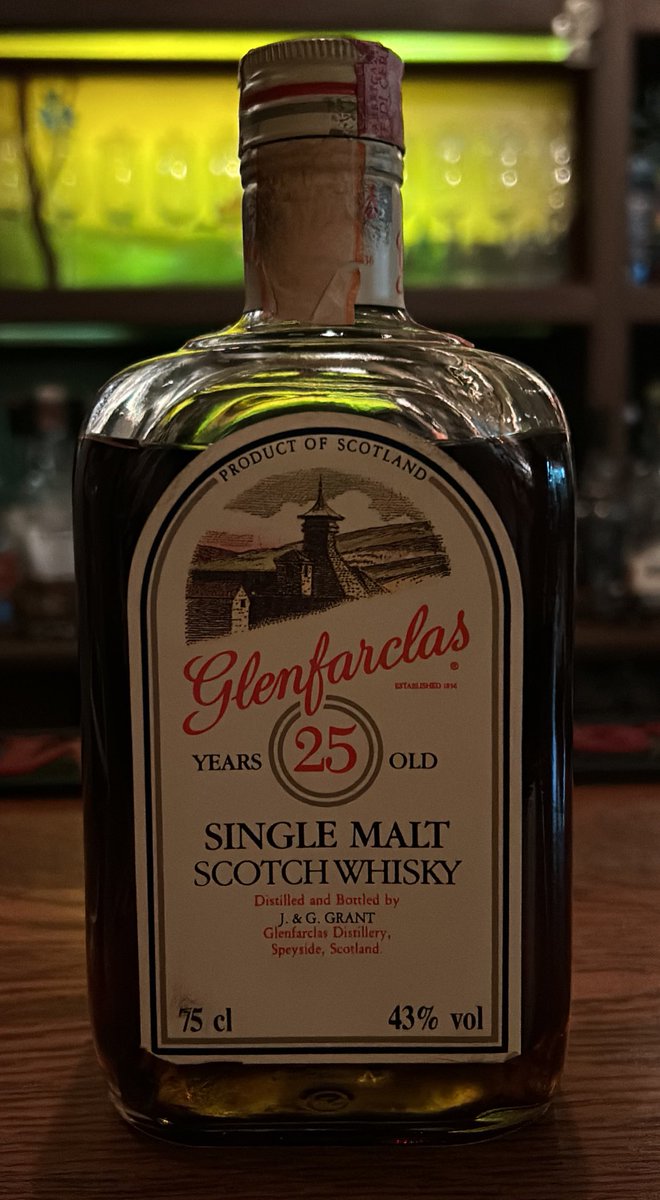 お知らせ
明日、16日月曜日は営業❣️
尚、所用のため2/17(火)〜21(土)休み
何卒よろしくお願いします🙇
写真は、開封したばかりの
グレンファークラス25年ダブルサークル
伝説、幻の角瓶。飲んでおいてくださいませ。旨い。ラストチャンス❣️#無路良