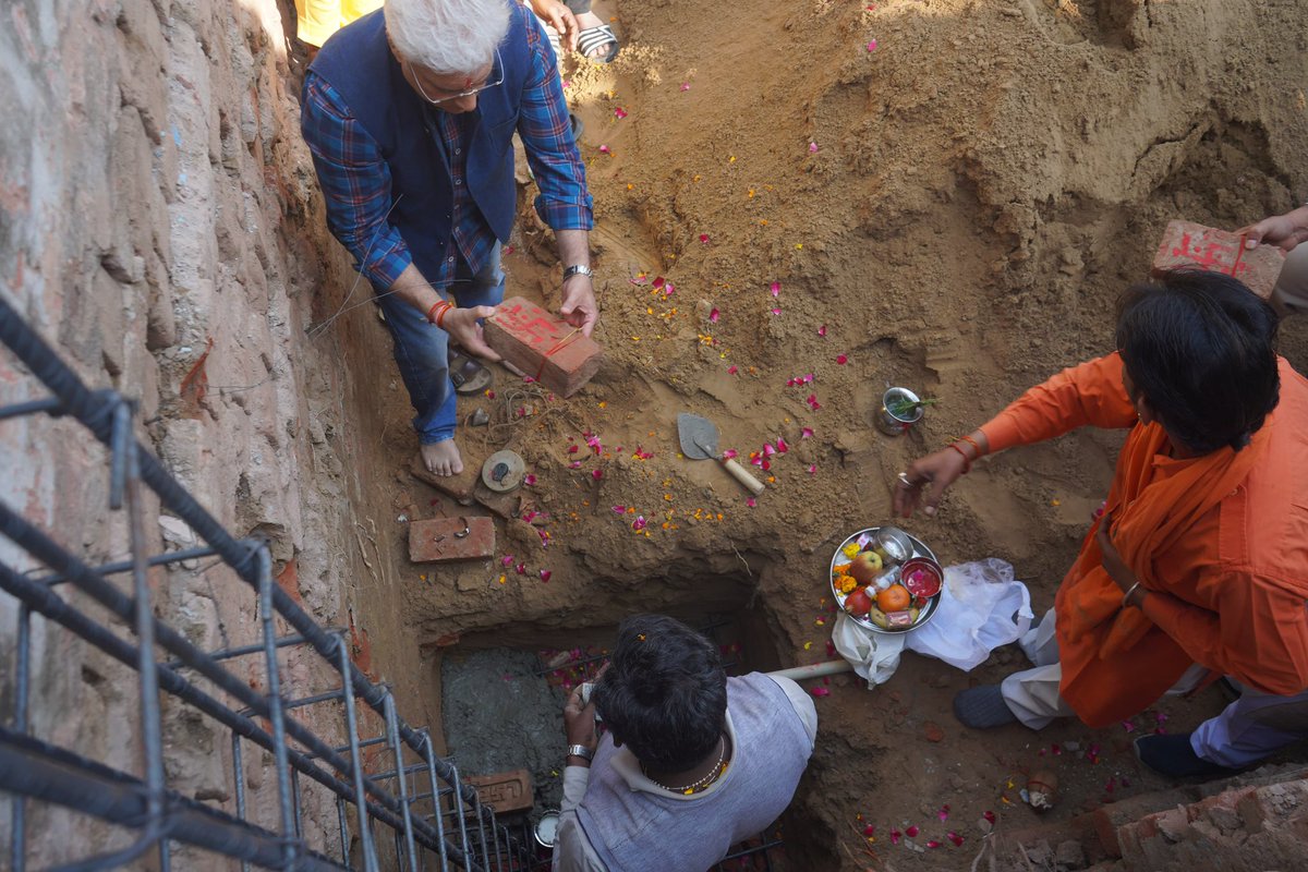 kgahlot's tweet photo. मित्राऊँ गाँव स्थित वाल्मीकि मंदिर में आज महाशिवरात्रि के पावन अवसर पर समस्त ग्रामवासियों के साथ मंदिर निर्माण की नींव रखकर इस पुनीत कार्य का शुभारंभ किया।

ईश्वर की असीम कृपा से शीघ्र ही यह निर्माण कार्य पूर्ण होगा और श्रद्धालुओं के लिए एक भव्य मंदिर तैयार होगा।

वाल्मीकि समाज की मांग पर वर्ष 2024 में प्रभु के आशीर्वाद से इसी मंदिर परिसर में मैंने अपने व्यक्तिगत संसाधनों से एक विशाल हॉल का निर्माण करवाया था। मुझे ख़ुशी है कि इससे वार्षिक धार्मिक एवं सामाजिक कार्यक्रमों के आयोजन में निवासियों को अत्यंत सुविधा प्राप्त हो रही है।

ईश्वर से प्रार्थना है कि वे सभी ग्रामवासियों पर अपनी कृपा, आशीर्वाद और मंगल दृष्टि सदैव बनाए रखें।