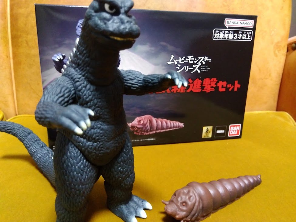 出勤前にゴジラ1968とモスラ幼虫の怪獣総進撃セット。うちにいくつ