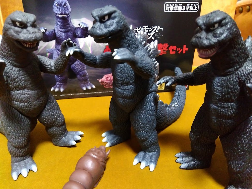 出勤前にゴジラ1968とモスラ幼虫の怪獣総進撃セット。うちにいくつ