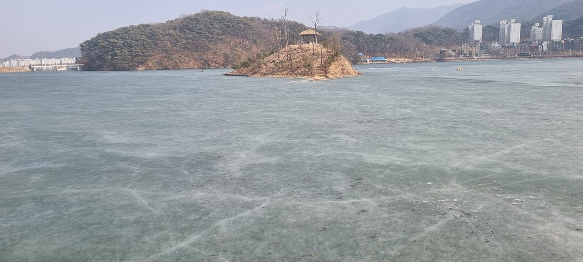 아직 봄은 먼건가요?  강원도 어느곳에 호수는 아직도 두꺼운 껍질 벗지 못하고 있네요. 썰매를 준비할걸이란  생각이 드네요. 그래도 나오니까 좋네요. 맛점하세요. 엑친님들...😄