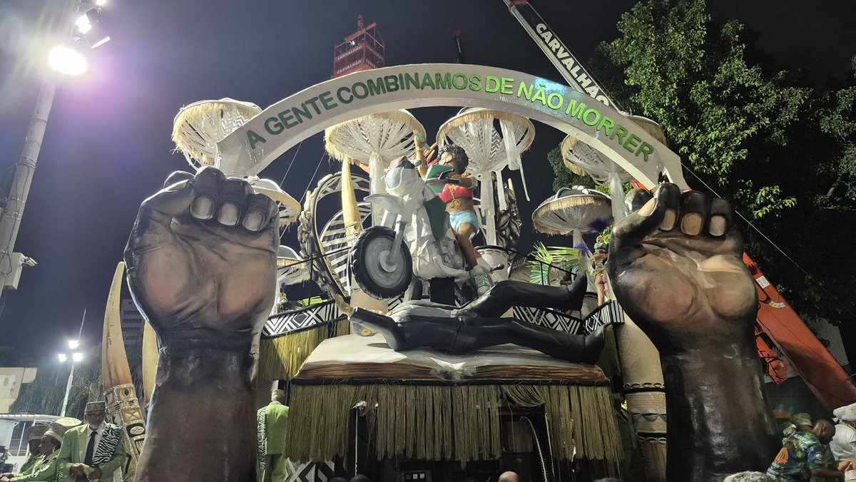 O São Jorge do Império Serrano dá lugar a uma mulher negra. A lança, dá lugar ao lápis. O Dragão sai e entra a literatura "tradicional" do homem branco, representada na imagem de Monteiro Lobato. 
Que porrada, Império Serrano! 

#CarnavalVDS
