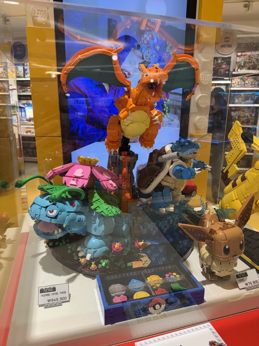 95만원짜리 레고 포켓몬 실물입니다.

생각보다 크기가 어마어마하네요?

혹시 현장판매 하는지 직원에게 물어봤더니
이미 2차까지 예약판매 완료라고 합니다😂