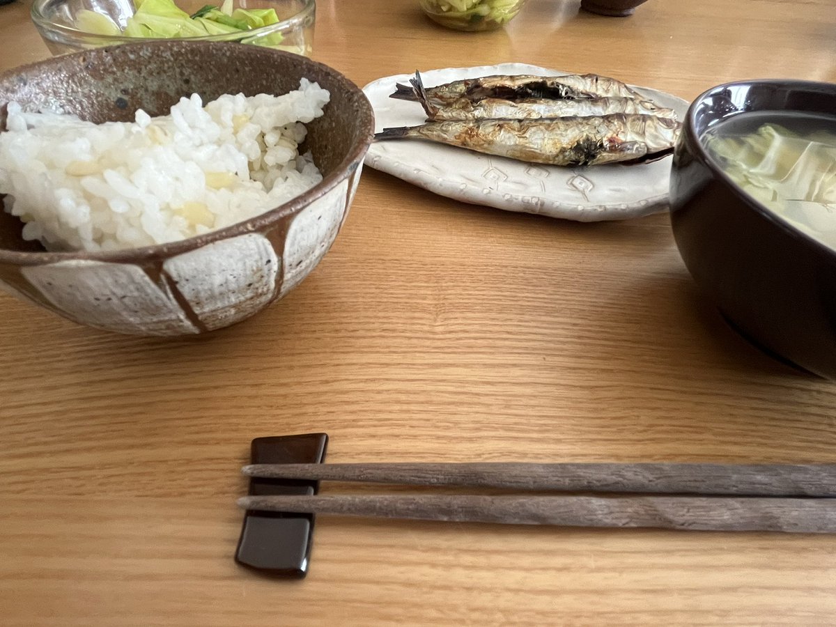 先日作った箸置き、焼きが甘かった分は工房で使っております。