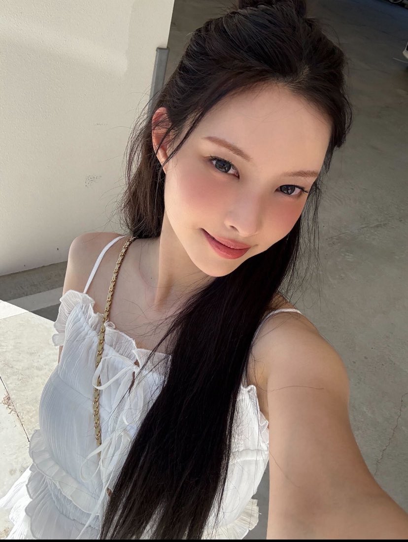 sakaibwi's tweet photo. maybe yunah’s signature color is white.. https://t.co/6BoZCnhOCe