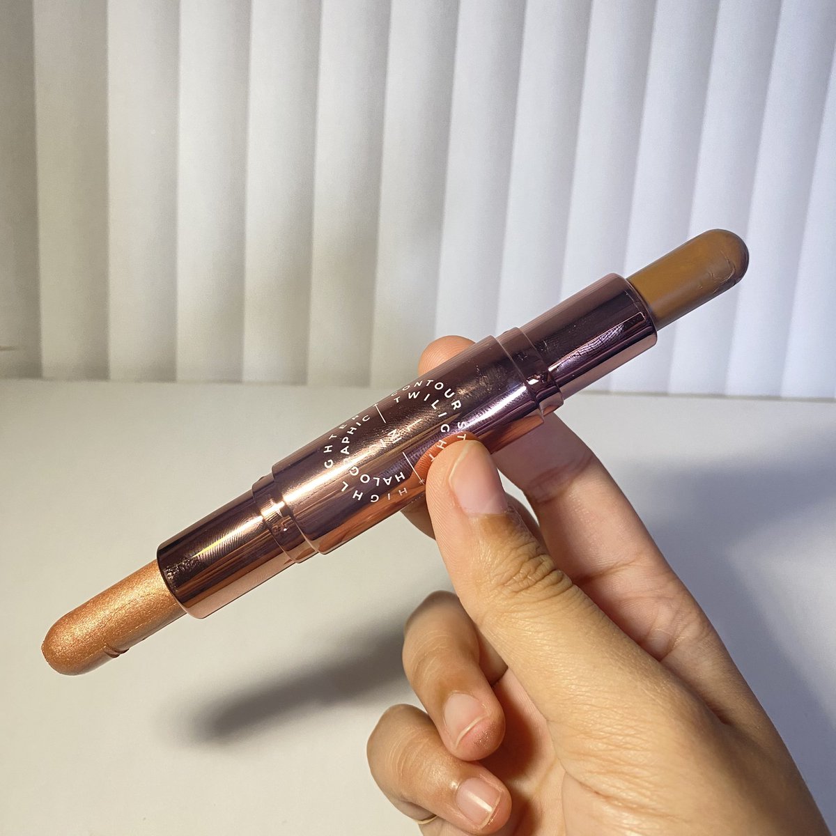 dazdarl's tweet photo. menemukan contour + highlighter under 30k!!!! bikin make upan jadi lebih praktis ga perlu beli 2 produk, ada yang pake merk ini juga???😍😍😍 https://t.co/yjKZBC3cKG