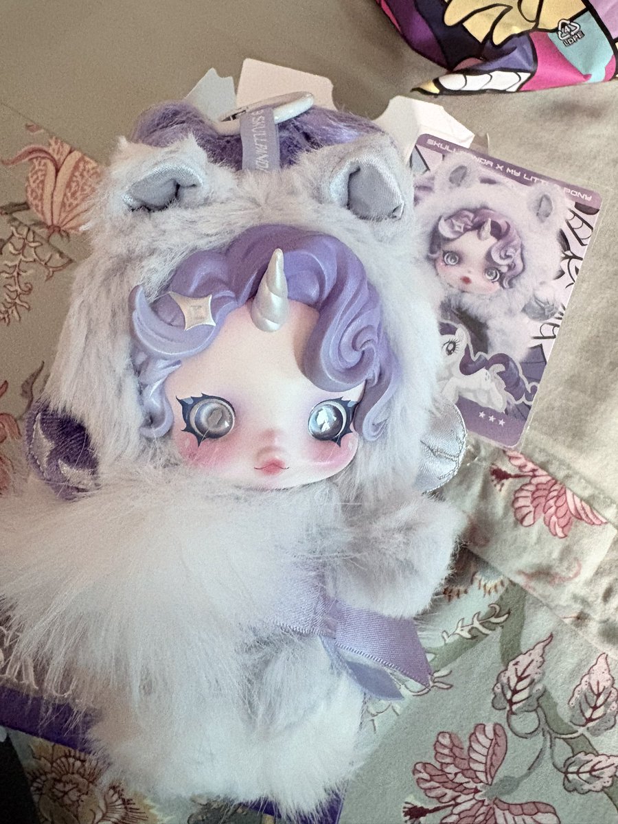 Instead of flowers, he gifted me this HEHEHEHEHE 💎🤍