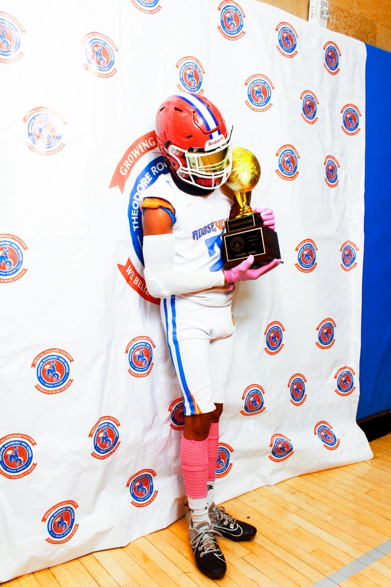 siahxll7's tweet image. Roosevelt high school might just be the move #senioryear  #lastrun