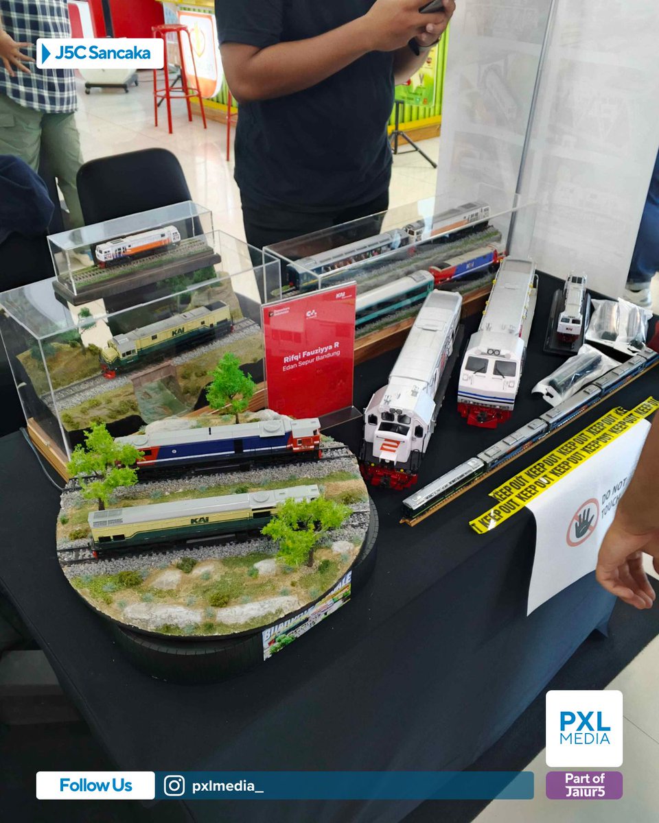 pxlmedia__'s tweet photo. minat kolektor, tetapi juga memperkuat kedekatan emosional masyarakat terhadap moda transportasi rel terutama KRL Commuter.

Peluncuran ini dihadiri oleh sejumlah komunitas scale model yang memamerkan hasil karyanya. Selain itu, KAI Commuter juga meluncurkan (2) https://t.co/nSMrr7XYZH