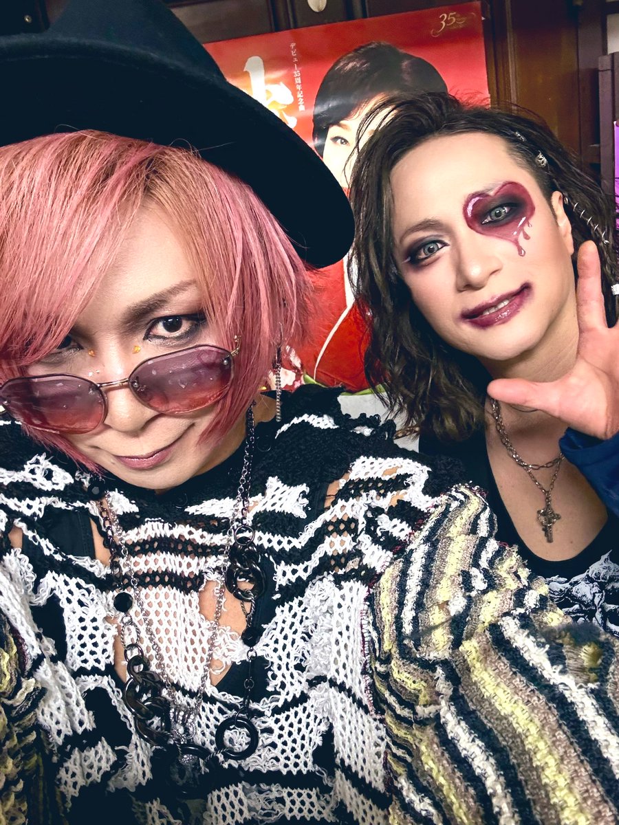 Ricky_A_Prmkv's tweet photo. 本日はこちらっこ🦦♪♪♪

昨夜は超お久な姫路Betaでハッピーバレンタインでございました🏯🍫✨

ご参加いただいた皆様ハイパーサンキューでした👽🤝💕

メイクもバレンタイン仕様にしていただきました🤎💄🤎

そして新春シャンソンショウでもお世話になっているハイダンシークドロシーのGt：情次2号様とパシャリッキー📸

そして本日は3daysファイナルの大阪Rumio🎤🎤🎤

ただただ楽しみ楽しませたいと思います♪( ´θ｀)ノ

…

あれ、、、

ライブハウス間違えた？？？

#リケピー3days
#姫路deバレンタイン