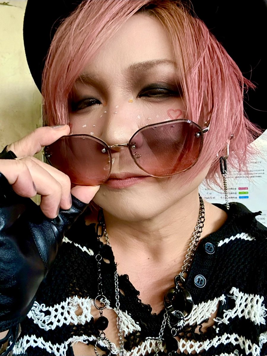 Ricky_A_Prmkv's tweet photo. 本日はこちらっこ🦦♪♪♪

昨夜は超お久な姫路Betaでハッピーバレンタインでございました🏯🍫✨

ご参加いただいた皆様ハイパーサンキューでした👽🤝💕

メイクもバレンタイン仕様にしていただきました🤎💄🤎

そして新春シャンソンショウでもお世話になっているハイダンシークドロシーのGt：情次2号様とパシャリッキー📸

そして本日は3daysファイナルの大阪Rumio🎤🎤🎤

ただただ楽しみ楽しませたいと思います♪( ´θ｀)ノ

…

あれ、、、

ライブハウス間違えた？？？

#リケピー3days
#姫路deバレンタイン