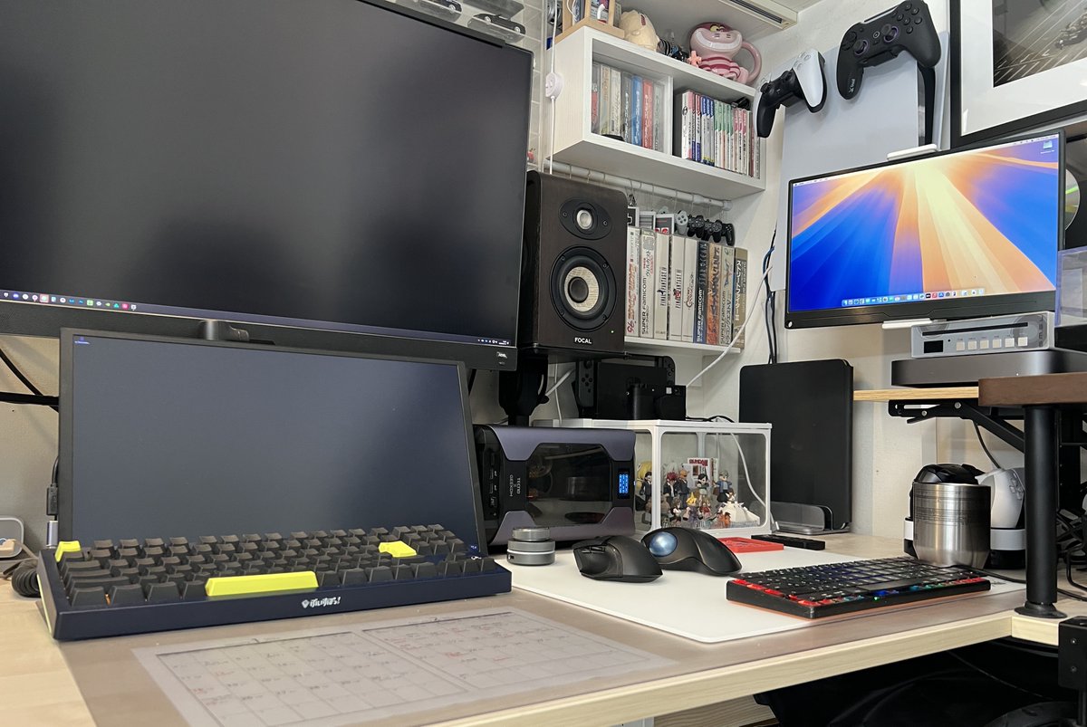 OpenClaw導入用の古いiMac引っ張り出してきた。モバイルモニター接続して上手い具合にサブPCぽく設置できた(右手のやつ)