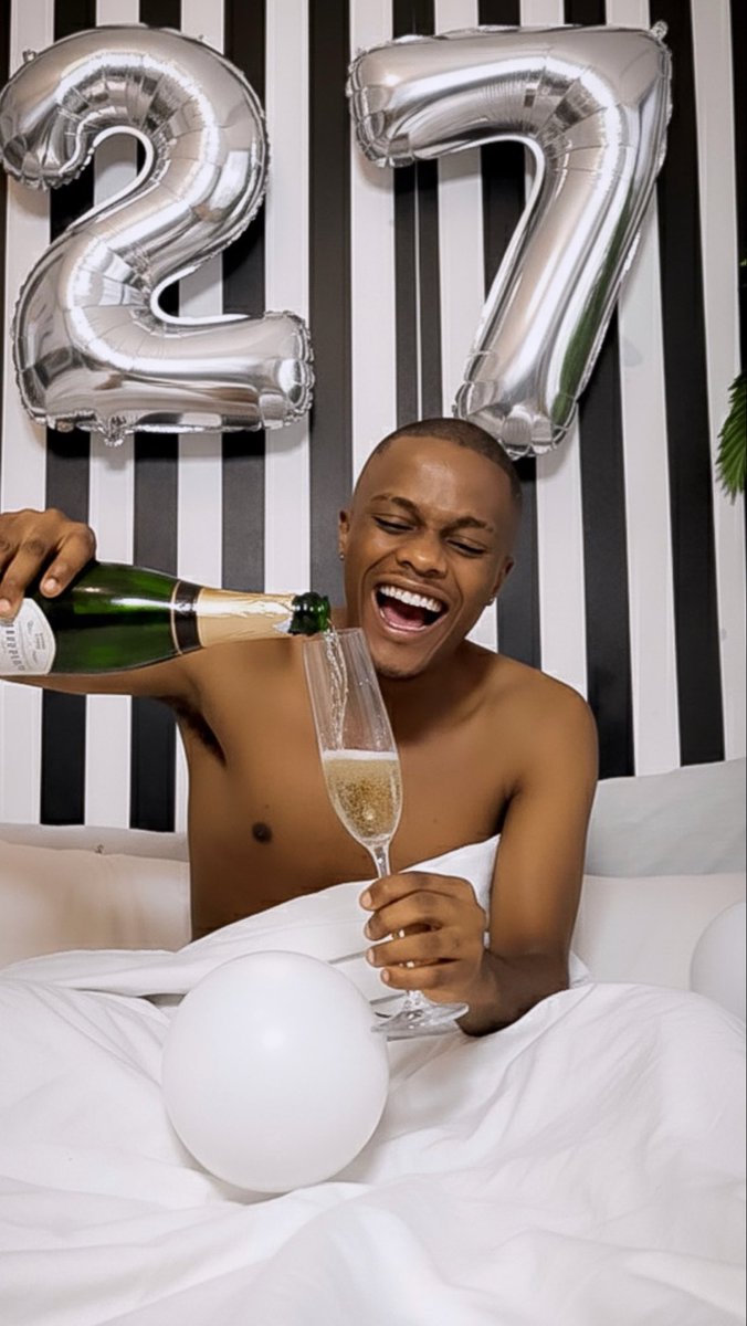 eddiemuffinz's tweet photo. 27 Years of Grace. 🎂💖
Cheers to a new Chapter. https://t.co/Wr6rUt9fCm