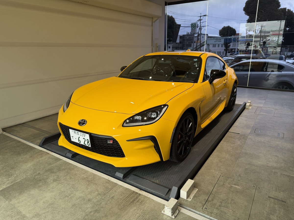 Yoshiki_Jebanni's tweet photo. 【ご報告】
本日、GR86 Yellow Limited 納車されました！
このタイミングで増車するつもりは無かったけど、一目惚れしてしまいました👌🏻
意図せず86カップルになりましたがか今後ともよろしくお願いします🙇‍♂️
ちなみに、スイスポと二台体制で行くつもりなので黄色の車二台持ちの異常者になります😇 https://t.co/Al3kfSSecy