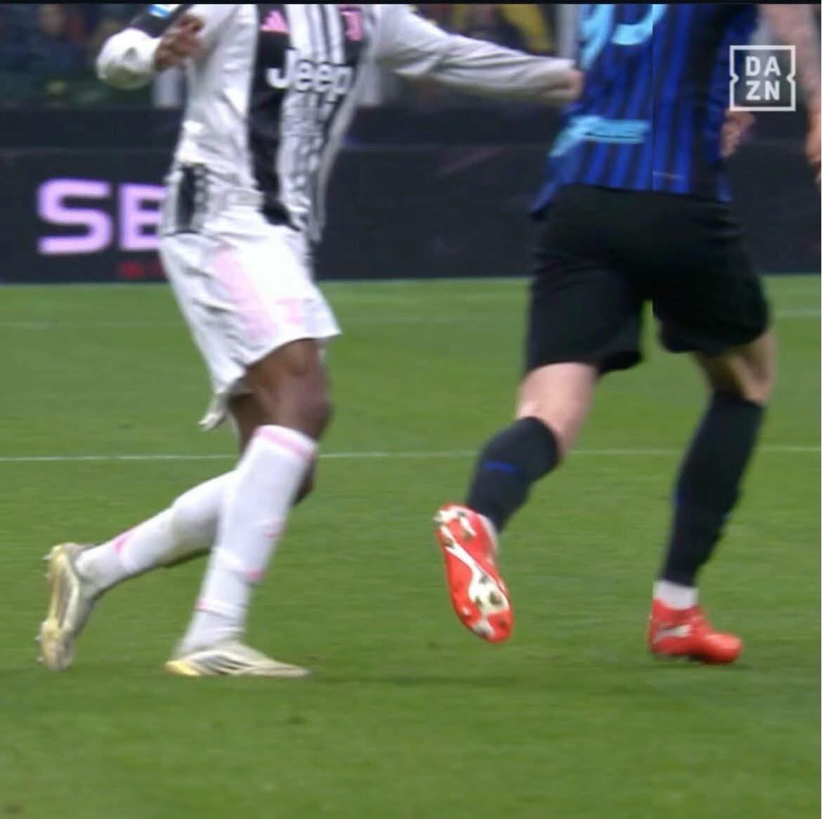 kholouddream's tweet photo. @Inter_9yousuf هجمه مرتده رفع يده وضرب صدر باستوني وعنده كرت اصفر !!
يعني مثلا يعطيه باقة 💐 ؟ لكن الحمار حمار يا حمار 🦓 https://t.co/YodmtWn3hP