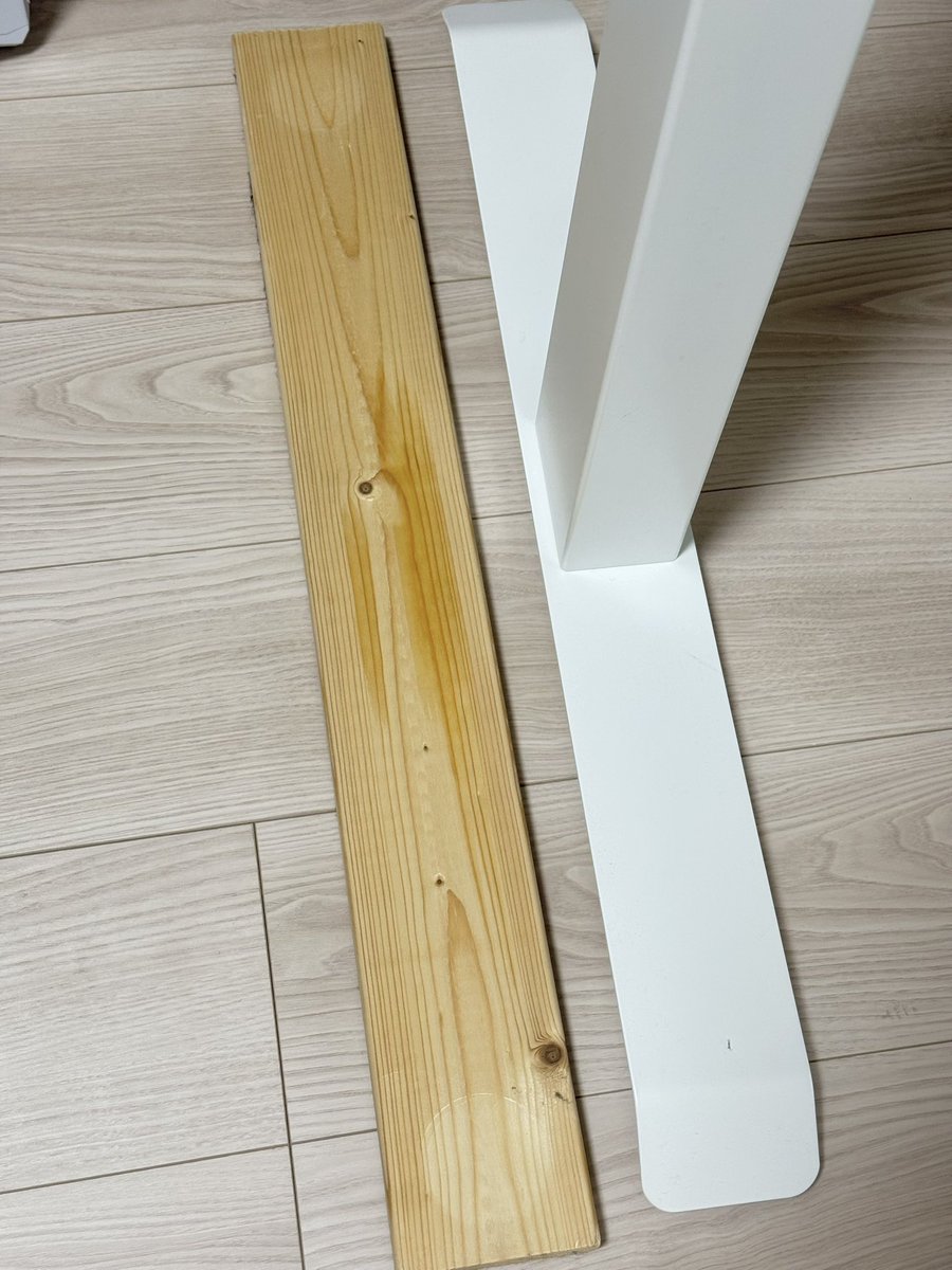 e_unimakura's tweet photo. 数年ぶりに電動昇降机を移動させるため、下に敷いてた木の板を外したら真ん中変色してる？
支柱から油か何か滲み出てたのかな
反対側も同じだったわ https://t.co/sfOeP81gom