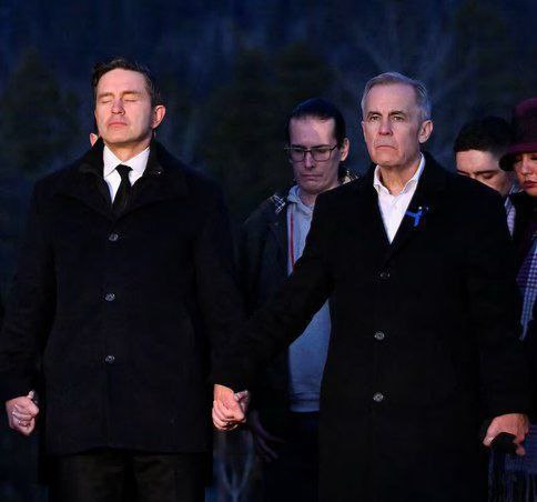 🇨🇦 | Canadá: el primer ministro Mark Carney se tomó de la mano con el líder de la oposición Pierre Poilievre en el memorial de Tumbler Ridge, tras un tiroteo masivo que mató a 9 personas y dejó 27 heridas.