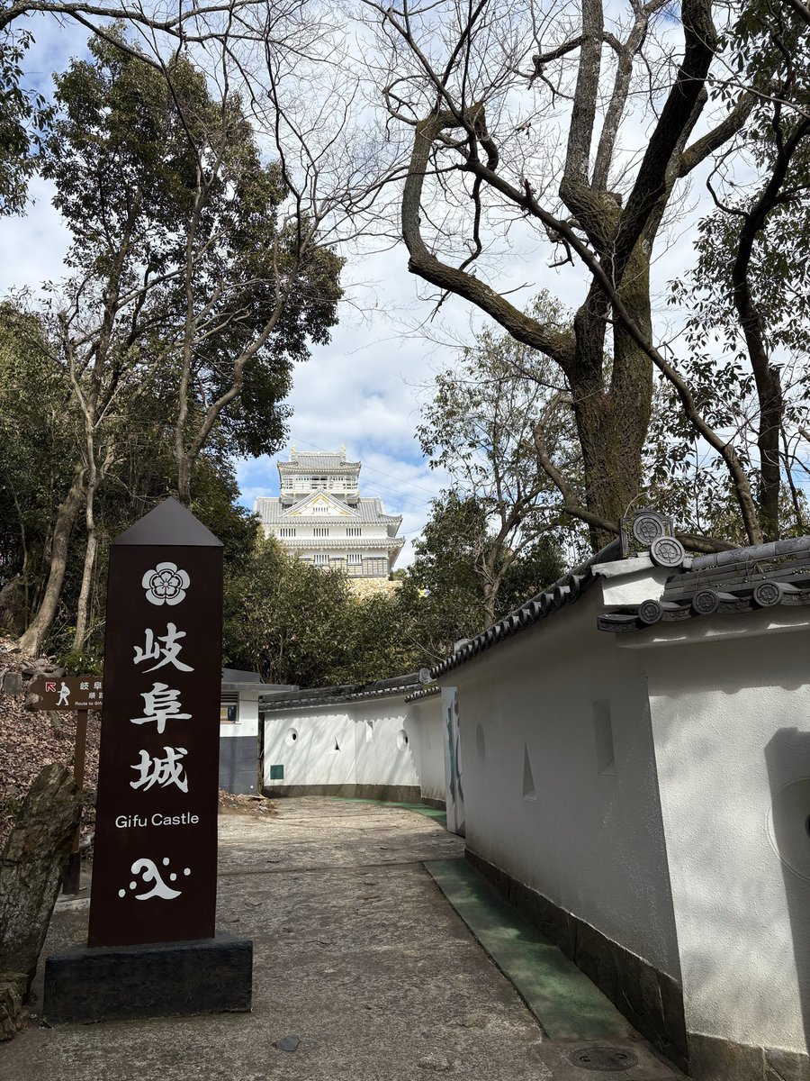marssportsagent's tweet photo. 岐阜城の天守閣から長良川と市街を一望。とチャントが聞こえてきて、眼前の岐阜メモリアルセンター長良川競技場でジュビロ磐田とFC岐阜がまさに間も無く14:00キックオフの模様。そういえば岐阜駅でジュビロユニ着た方がちらほらいたな。 https://t.co/8UdEPZt6ha