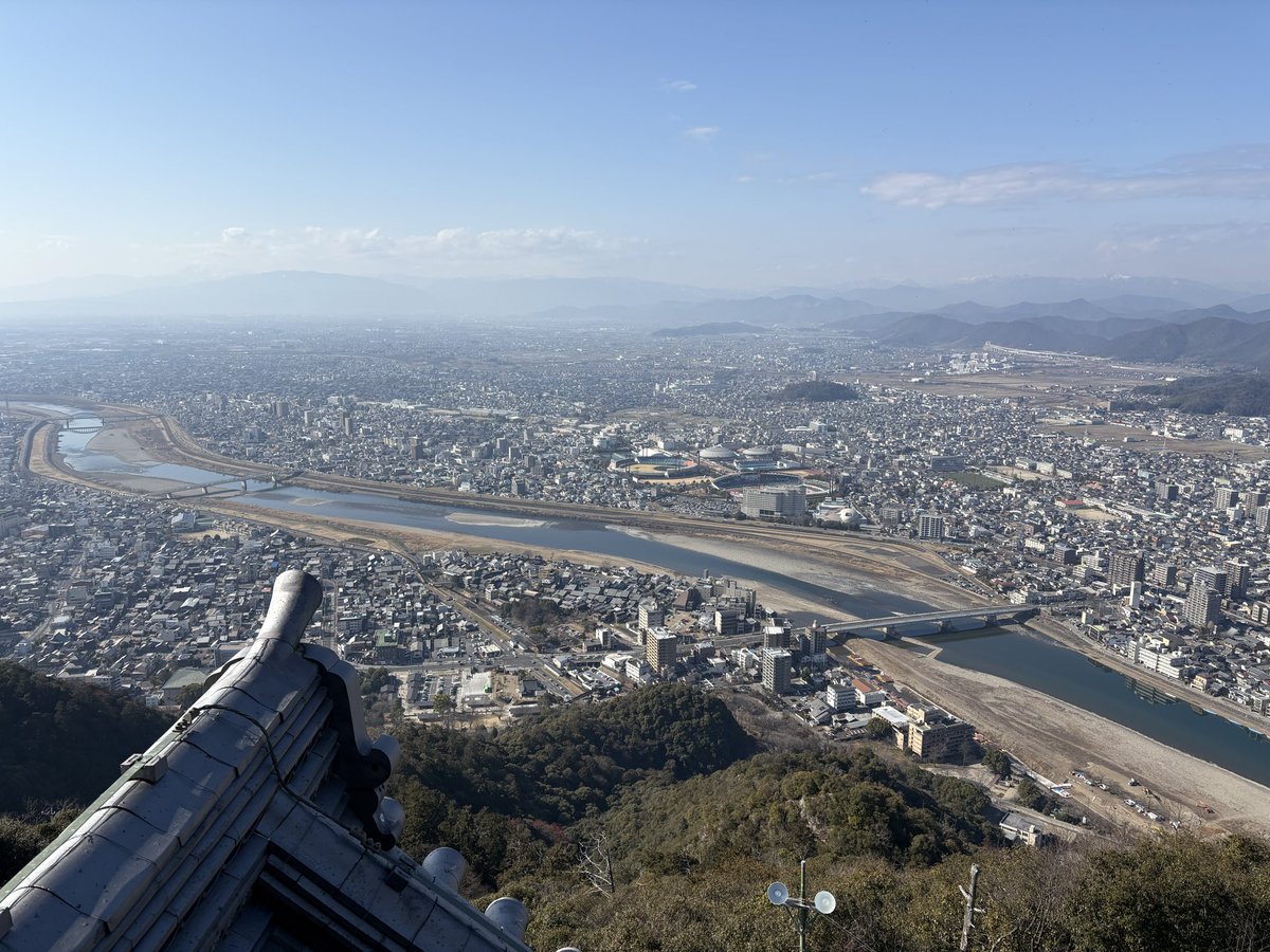 marssportsagent's tweet photo. 岐阜城の天守閣から長良川と市街を一望。とチャントが聞こえてきて、眼前の岐阜メモリアルセンター長良川競技場でジュビロ磐田とFC岐阜がまさに間も無く14:00キックオフの模様。そういえば岐阜駅でジュビロユニ着た方がちらほらいたな。 https://t.co/8UdEPZt6ha
