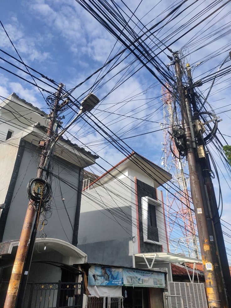 writeasin's tweet image. pernah baca dimana gitu, yang intinya langit Jepang kelihatan lebih bagus dari Indo karena clear dari kabel listrik

ini contohnya, tapi bener ngga sih menurut kalian?