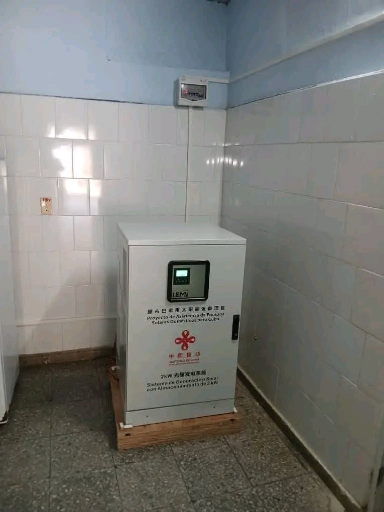Hoy damos un paso más hacia una mejor atención médica y seguridad de los pacientes en medio de la contingencia energética y para el futuro. Se inicia la instalación de paneles solares en el Cuerpo de Guardia de Policlínicos  en Cuba. 
#CubaPorLaVida