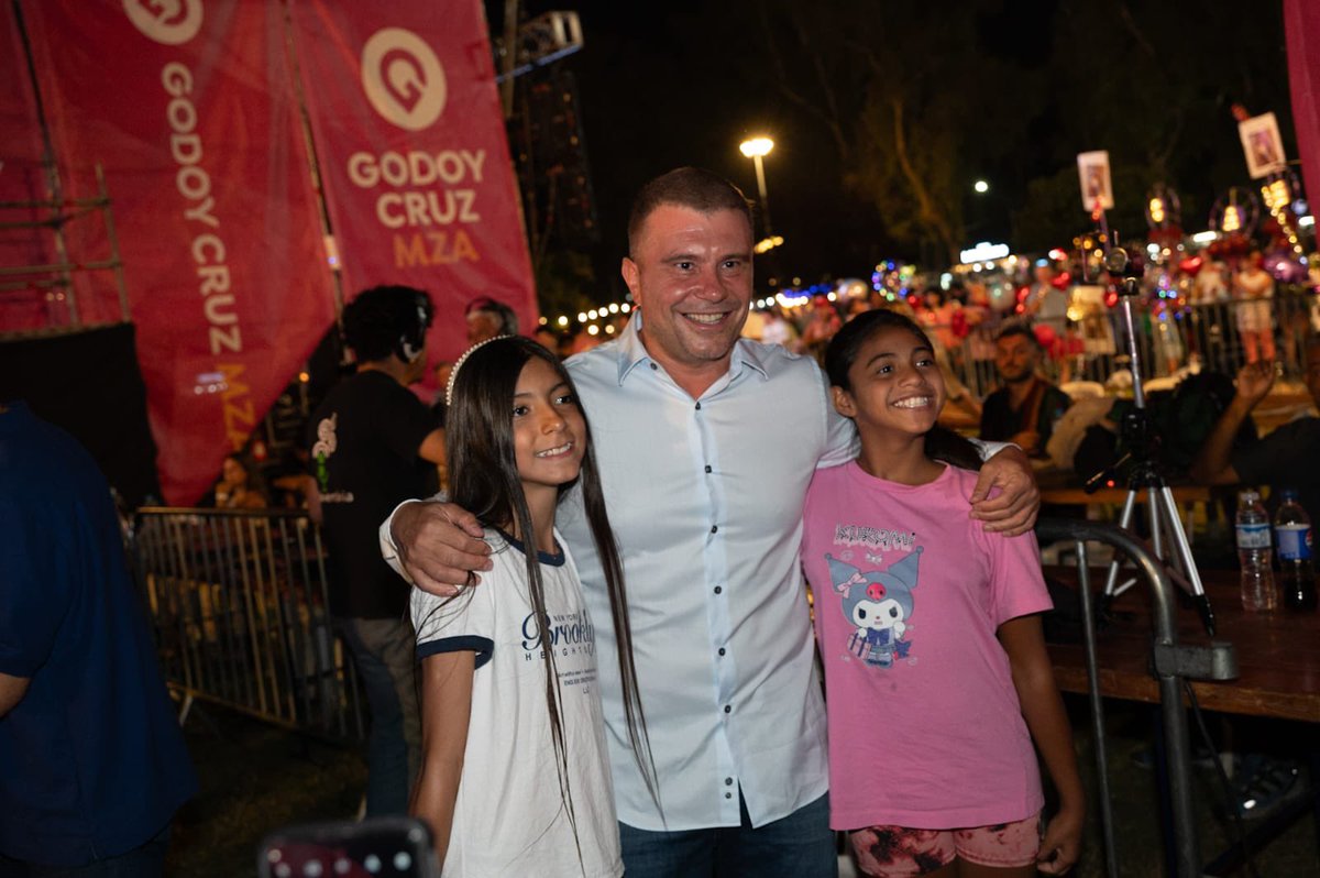 diegocostarelli's tweet photo. Junto a miles de personas, disfrutamos una noche llena de emoción, tradición y encuentro en el Parque San Vicente, con nuestra fiesta departamental, Origen y Futuro ✨

¡Feliz Vendimia, Godoy Cruz! 🍇 https://t.co/V0fyAW7nRp