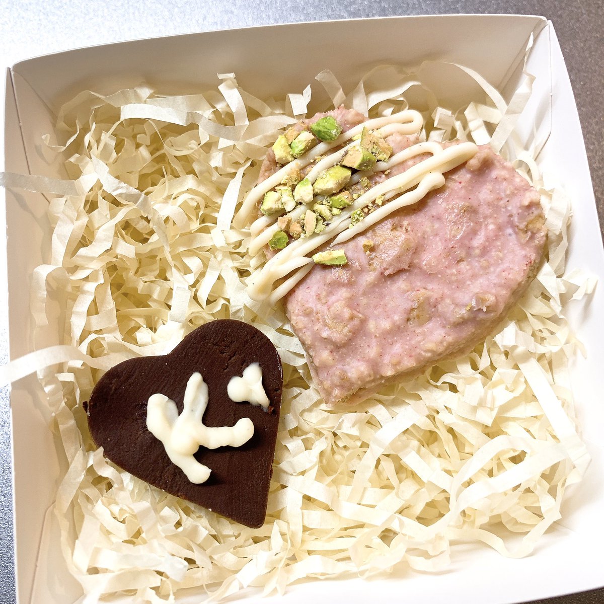 daisyy0x's tweet photo. 今年のバレンタインは、一緒に食べる用のGODIVA+🐹に手作りチョコを作ってみた💝 てゆっても溶かして砕いて固めたくらいだけど😅 チョコの方は少し豆乳を混ぜて食べ易いように少しだけ柔らかくしたょ🤎
ReFaのローズゴールドのハートミラー可愛い🥰
#HVD🤍 #ReFa https://t.co/MJN3YT9wqZ