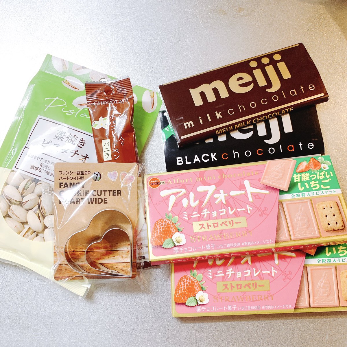 daisyy0x's tweet photo. 今年のバレンタインは、一緒に食べる用のGODIVA+🐹に手作りチョコを作ってみた💝 てゆっても溶かして砕いて固めたくらいだけど😅 チョコの方は少し豆乳を混ぜて食べ易いように少しだけ柔らかくしたょ🤎
ReFaのローズゴールドのハートミラー可愛い🥰
#HVD🤍 #ReFa https://t.co/MJN3YT9wqZ