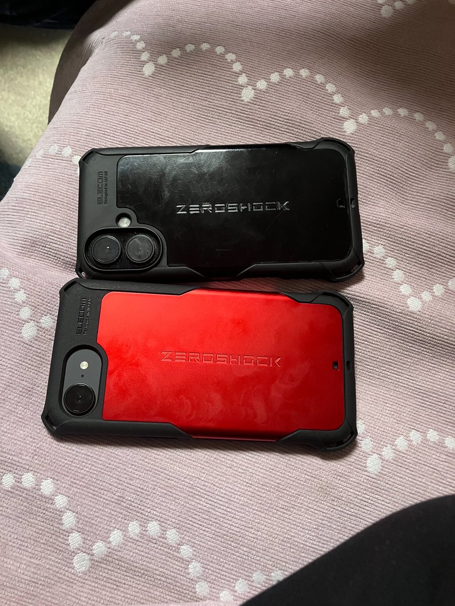 buttyo2nd's tweet photo. 親父やっとスマホ持ったと思ったら
スマホケース同じメーカーのやつ買ってて
同じ血なんだなと再確認 https://t.co/TeEWCLyOpt
