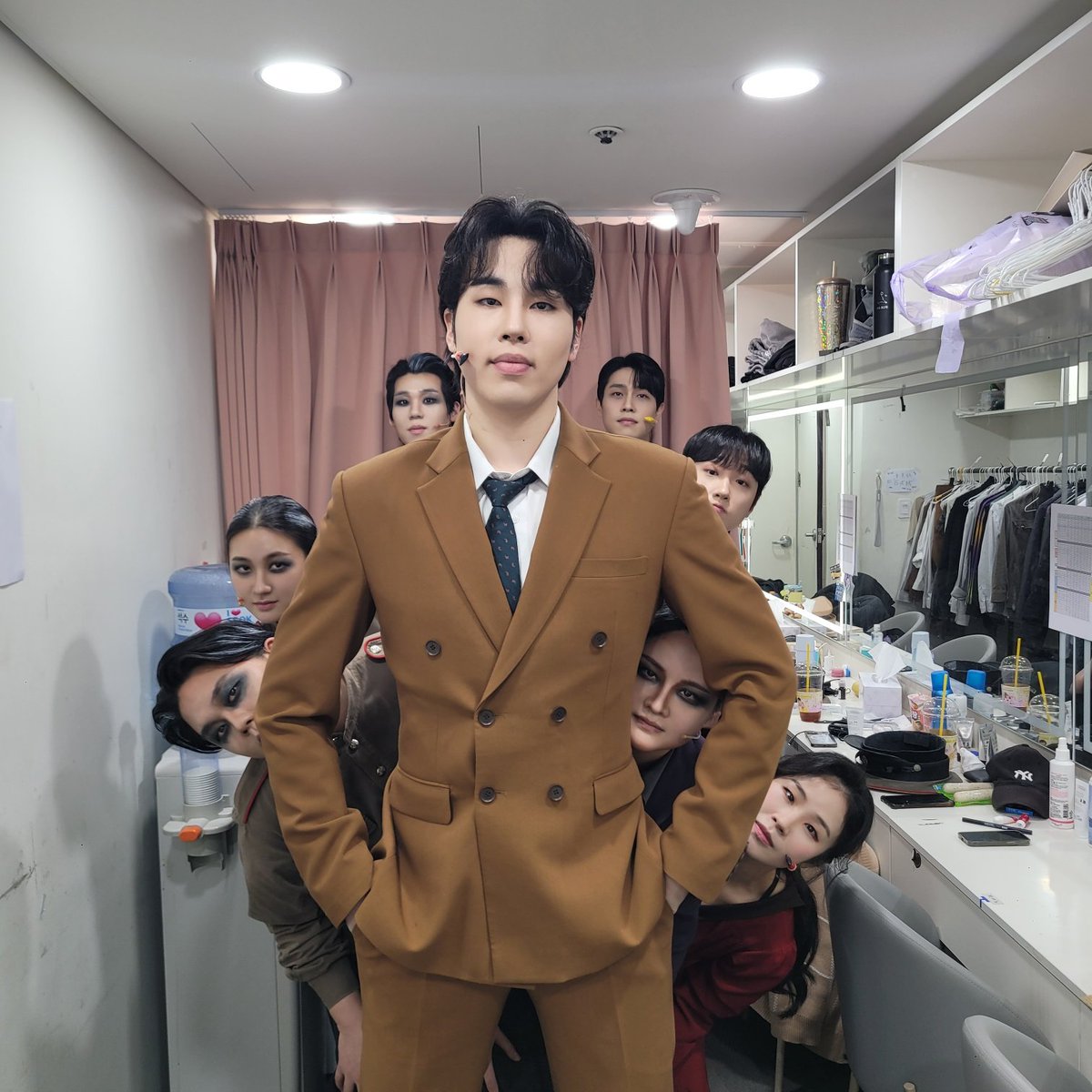 [뮤지컬 #미드나잇액터뮤지션]

🕰️2월 15일(일) 2시

오늘의 캐스트 단체사진 공개!

#조훈 #이승준 #랑연 #송정은 #장주희 #김우성 #남수현 #김동빈
_ 
𝟮𝟬𝟮𝟱.𝟭𝟮.𝟭𝟯-𝟮𝟬𝟮𝟲.𝟯.𝟭𝟱 
예스24아트원 1관