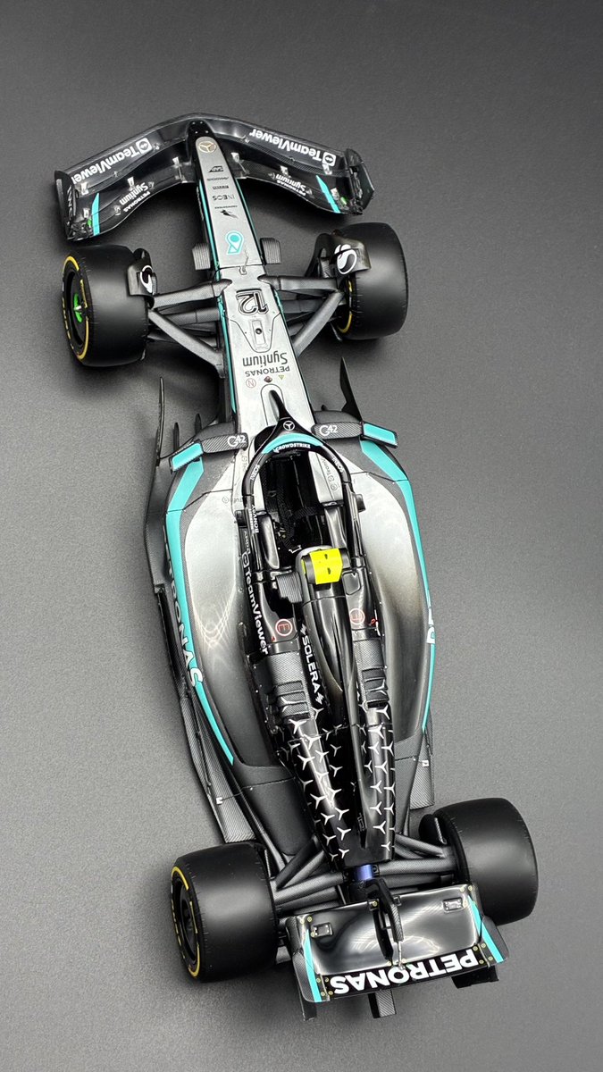 メルセデスW16、完成しました！
シルバー、グラデはデカールより塗装が絶対良い事を痛感しました。

キットですが、レジンの質が変わって割れにくくなりましたが、その分熱で簡単に変形してしまいます。乾燥機は気をつけたほうが良さそう。

カーボンデカール付属は◎🙆
 #newscratchw16