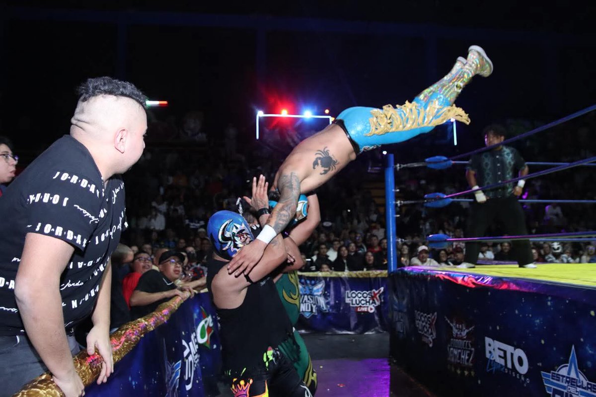 LaTijeraLucha's tweet image. Triunfos robados❗️
No hay amistad y no hay amor en la #ArenaNeza, cuando #TaqueroMalditoJr, #ToritoNegro y #AmenazaVerde vencen con faul a #LobitoI, LobitoIII y GoldenPower, en medio de una guerra sangrient4, que prende a la afición de ProduccsSanchez…
#latijeraluchalibre