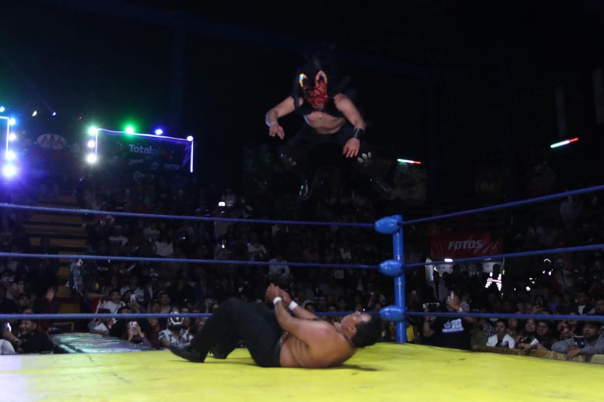 LaTijeraLucha's tweet image. Triunfos robados❗️
No hay amistad y no hay amor en la #ArenaNeza, cuando #TaqueroMalditoJr, #ToritoNegro y #AmenazaVerde vencen con faul a #LobitoI, LobitoIII y GoldenPower, en medio de una guerra sangrient4, que prende a la afición de ProduccsSanchez…
#latijeraluchalibre