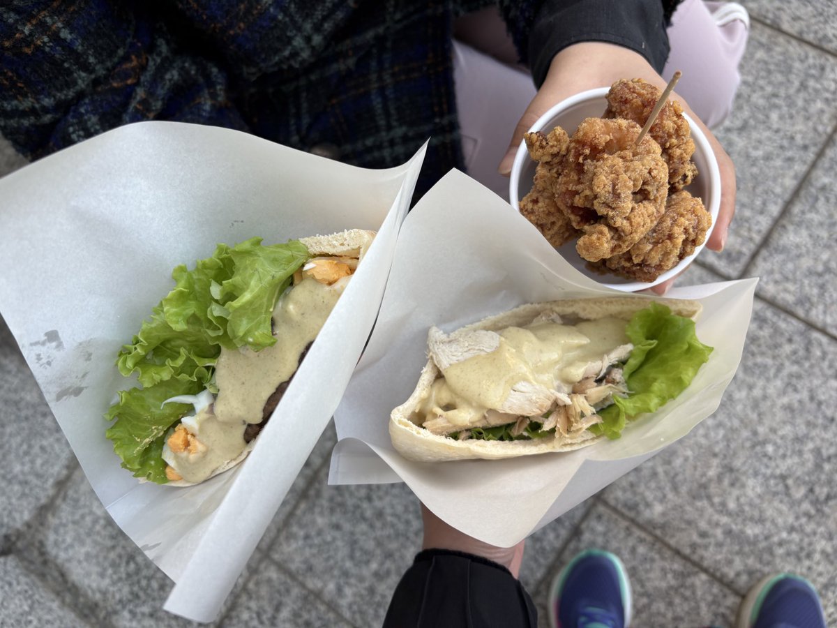 お昼ご飯はピタサンド😍😍😍
グリーンカレーチキン。野菜うまい。

いつも中央通り広場に着てるキッチンカーさんが県庁にきてるるる!!