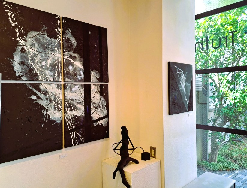 arttruthsince09's tweet photo. ギャラリーart Truthにて「Ai Kisaragi Solo exhibition・縹の熾」開催中！2/21(土)迄。open11-19時＊最終日17時迄。縹（はなだ）は、古来より深い静けさと透明な揺らぎを宿す色。一方、熾（おき）は、外からは穏やかに見えながらも、内側に確かな熱を秘めた火の状態。 https://t.co/lvH23AlgjF https://t.co/9JVzzIMPlc