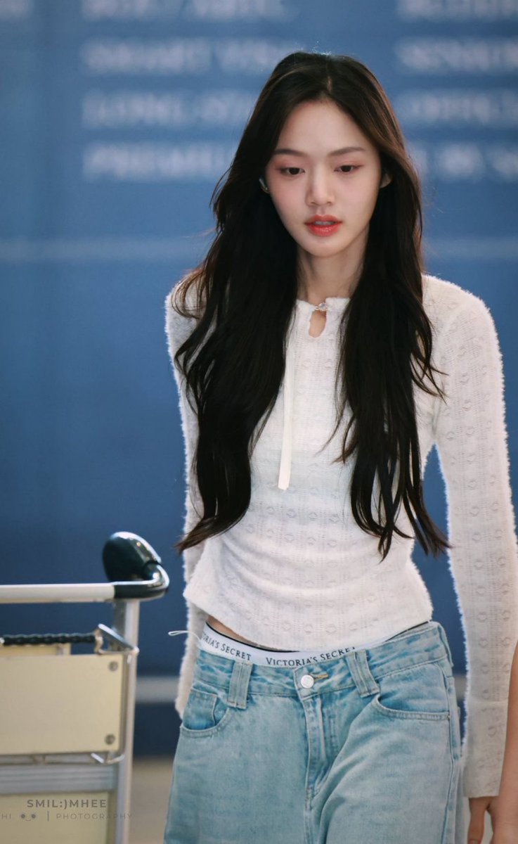 lookmhee having some of the most unreal airport pics ever 😮‍💨