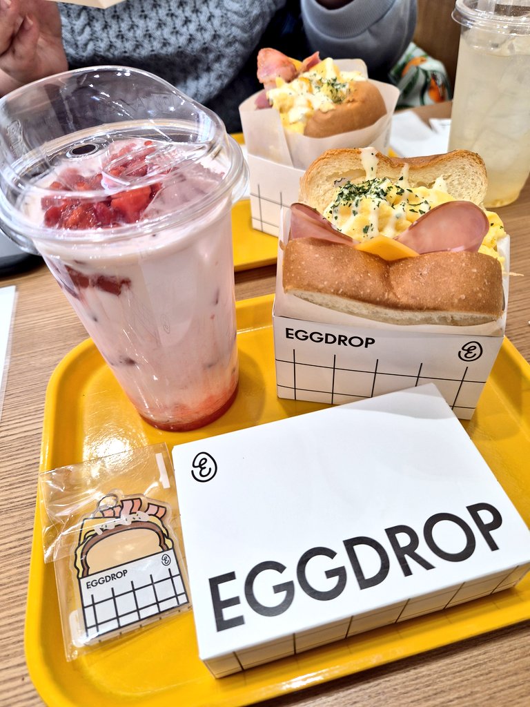 余韻に浸りつつ帰宅中🚈
本当に夢のような時間でした🩷

昨日ファンミで話してた
チョコパイが見つかったので即購入😁
早速実食したら
クリームたっぷりで美味しかった🥰

念願のEGG DROPにも行きました！
卵がふわとろで絶品でした🥪

#イドンウク
#이동욱 #LeeDongWook
#FanmeetingTour #MySweetHome