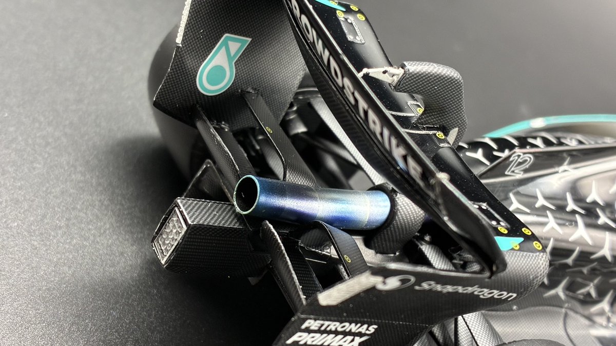 詳細です。
ノーズのパネルライン出すのが結構細かくて大変でした。
あとルーバーとかの艶消し塗り分けが意外と面倒😅
マフラー焼け、組んだらまともに見えてきました😊
サイドポッドえぐれのカーボンが一番大変でしたー。
ミナルディがんばろっと。