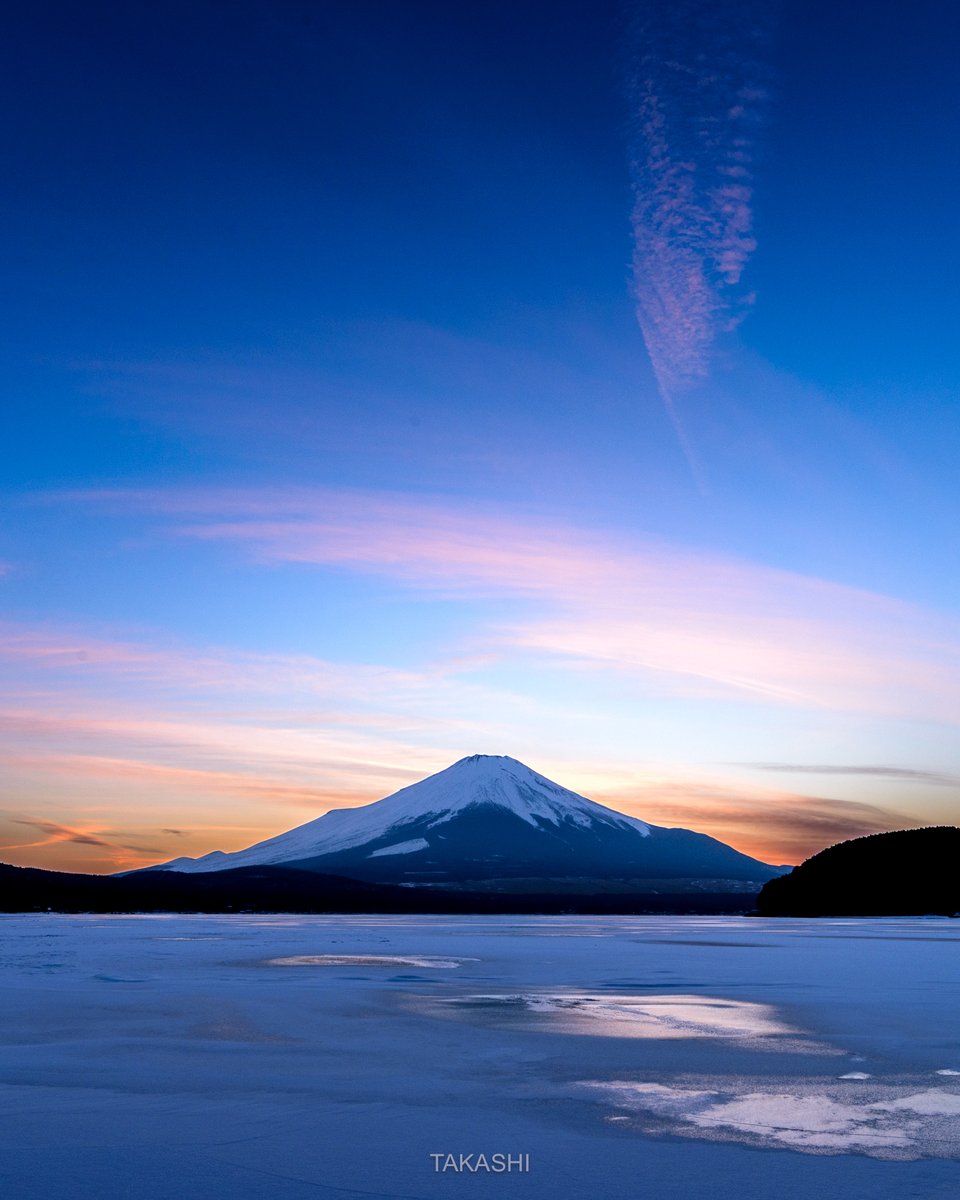 🗻
氷上の夕焼け

Sunset above the ice.