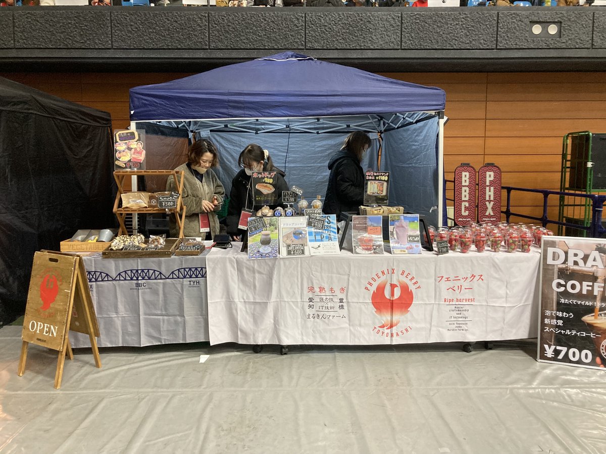NEO_PHOENIX's tweet photo. 【ブース情報⭐️】
アリーナを入って左奥に、#フェニックスベリー #BRIDGEBUILDCOFFEE と #エコロクル が出店中🥤🍽️
フードとドリンクを取り揃えていますので、お立ち寄りください🥰
#三遠ネオフェニックス #Bリーグ #りそなグループ https://t.co/WjPCSl9L9t