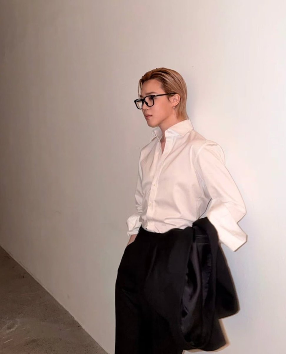 BTSジミン、ブロンド+黒縁メガネで世界中のアミを魅了した… 「ブランド