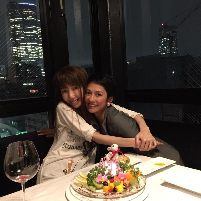 流行している写真らしいので、ポストしておきます。
仲良しのお二人は、
左は太田光代氏、芸能事務所・タイタン代表取締役社長、夫は爆笑問題の太田光。
右は、中道改、、じゃなくて、立憲民主党所属で多重国籍や選挙違反疑惑で有名な蓮舫氏です。
