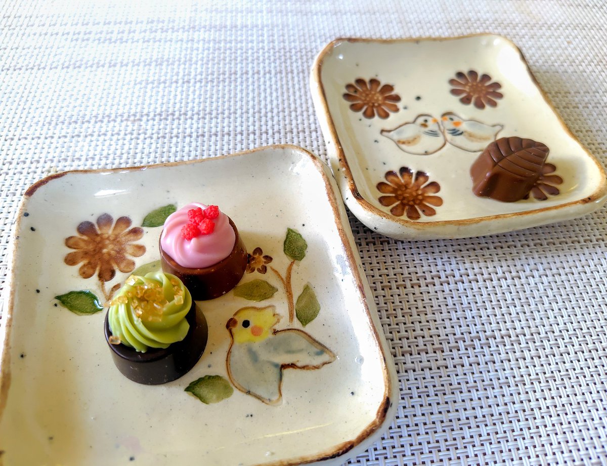 小鳥の四角豆皿を撮影しました。 私の姉から主人に届いたチョコを乗せ