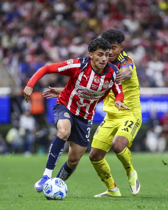 LaDelanteraGoat's tweet photo. CONTENTO xq Mis #Chivas GANARON el #clasiconacional vs #America pero casi 2 años y tenemos el peor delantero q falla todo q aprendio de #Chicharito y #Milito DIZQUE "dt" no juegan a nada solo xq 3 jugadores suben su nivel sino, #Jardine #KevinAlvarez #Davila #Hormiga #Campillo https://t.co/8Luqm1GQXm