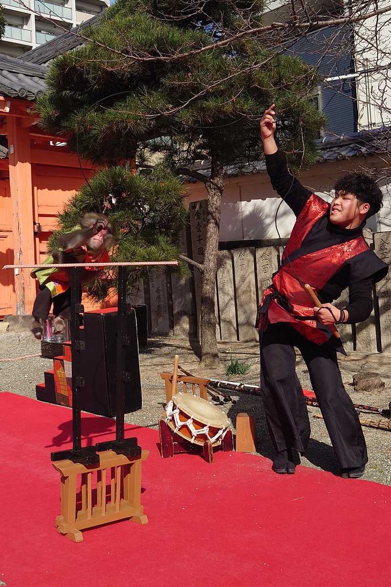 公演場所から見えるビル建設作業が気にって仕方がないタオくん